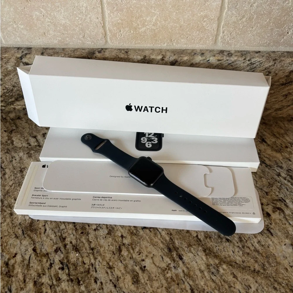Apple Watch SE space gray aluminum case midnight sport brand